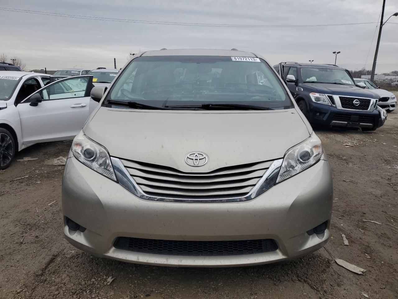 2015 TOYOTA SIENNA LE - Image 5