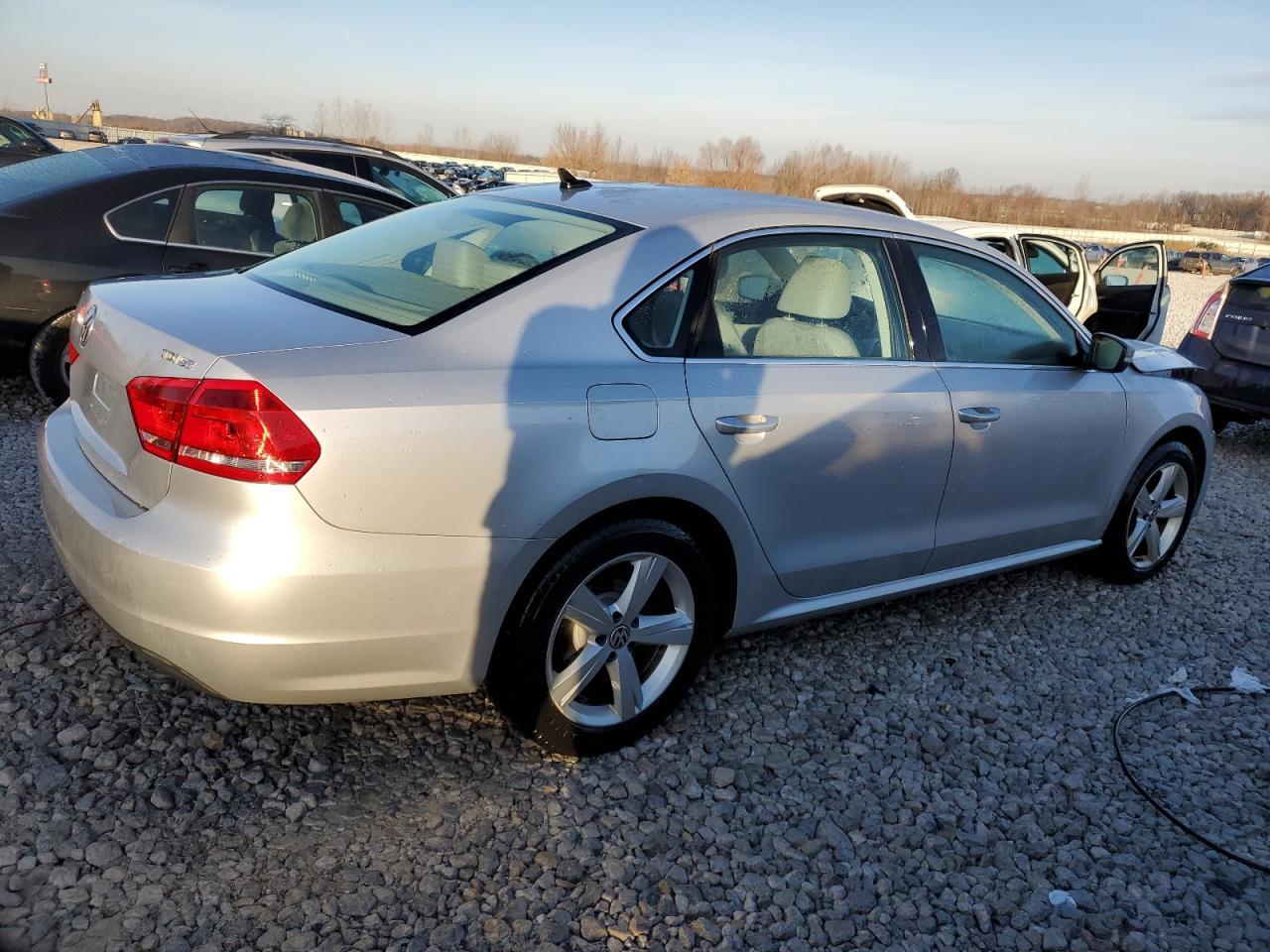2013 VOLKSWAGEN PASSAT SE - Image 3