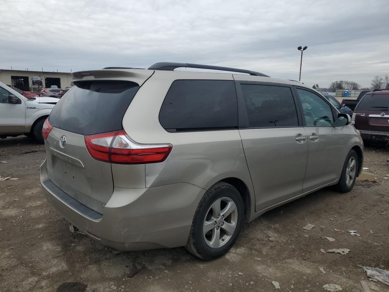 2015 TOYOTA SIENNA LE - Image 3