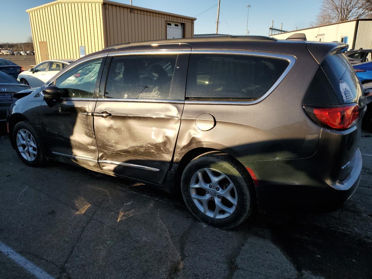 2017 CHRYSLER PACIFICA T - Image 2