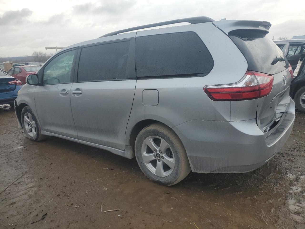 2019 TOYOTA SIENNA LE - Фото 2