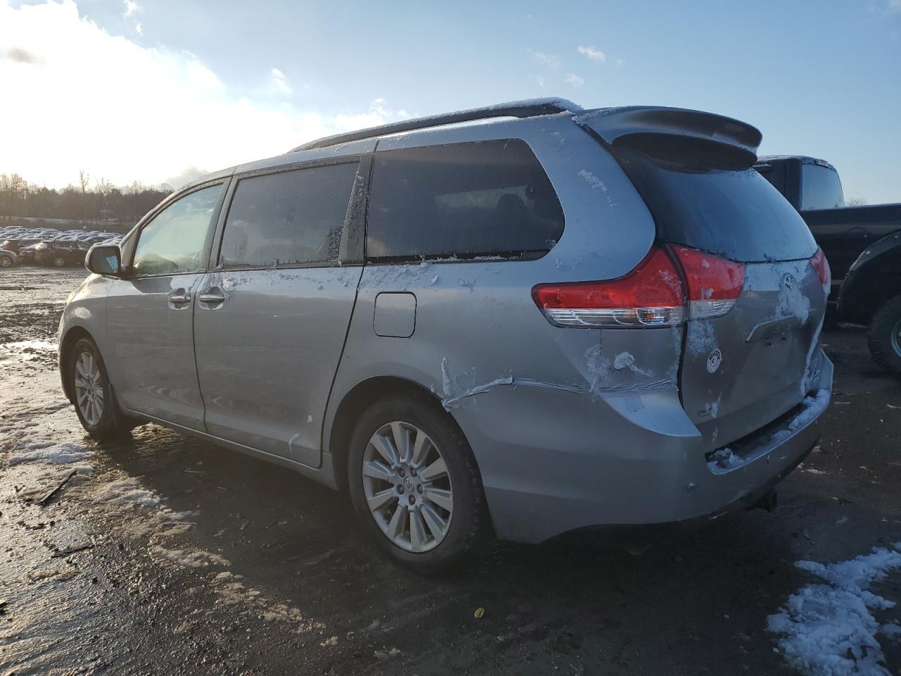 2013 TOYOTA SIENNA XLE - Image 2