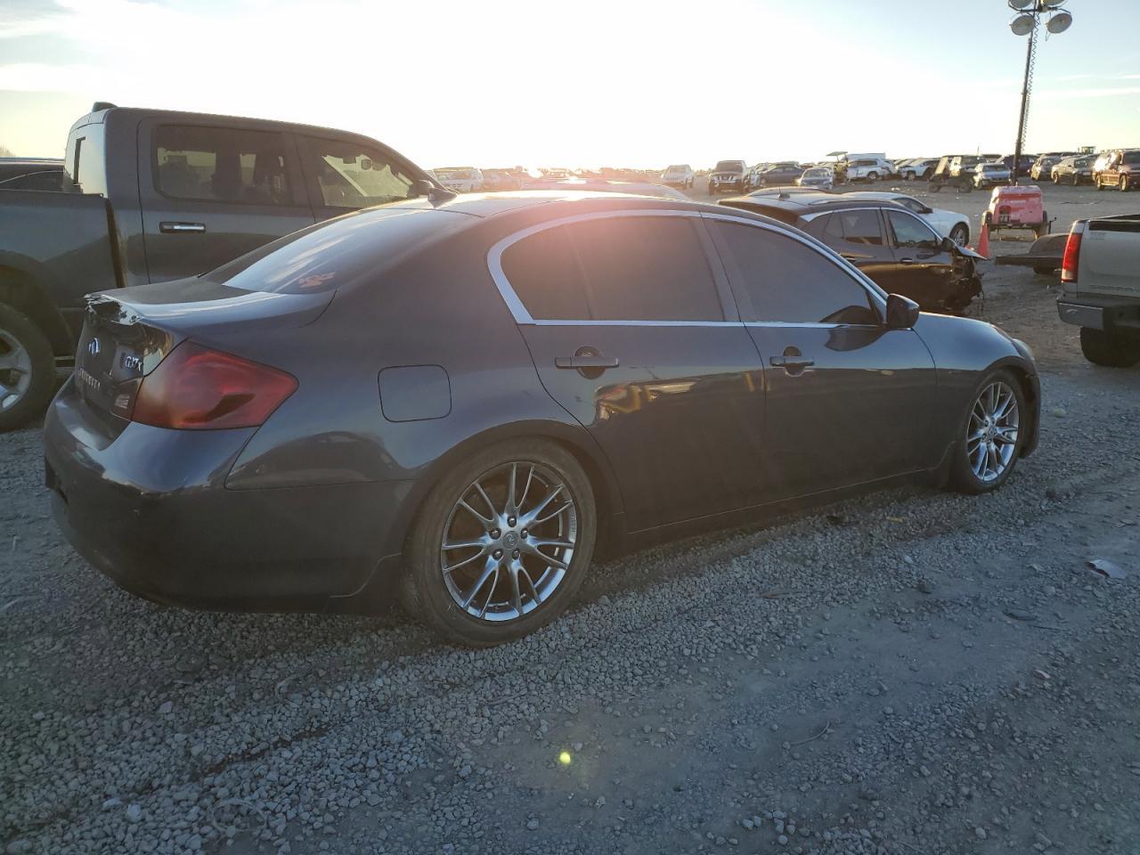 2011 INFINITI G37 - Фото 3