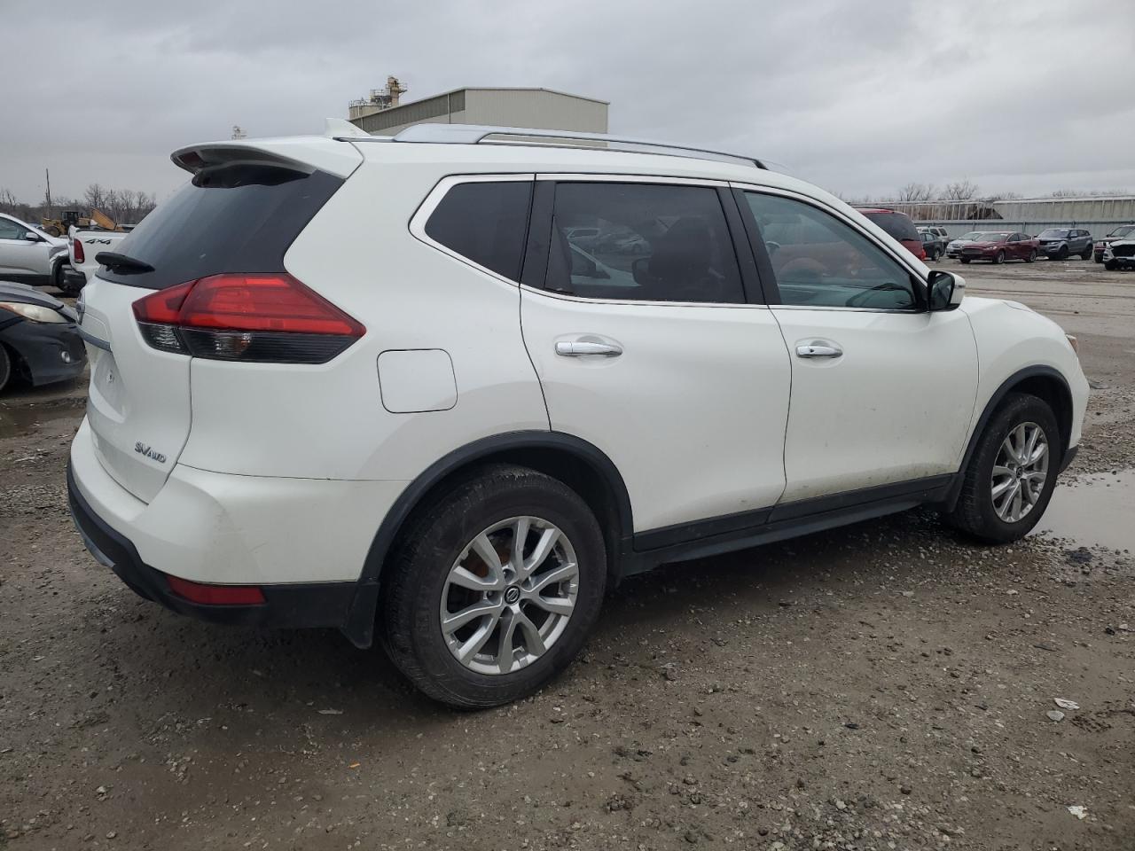 2017 NISSAN ROGUE S - Фото 3