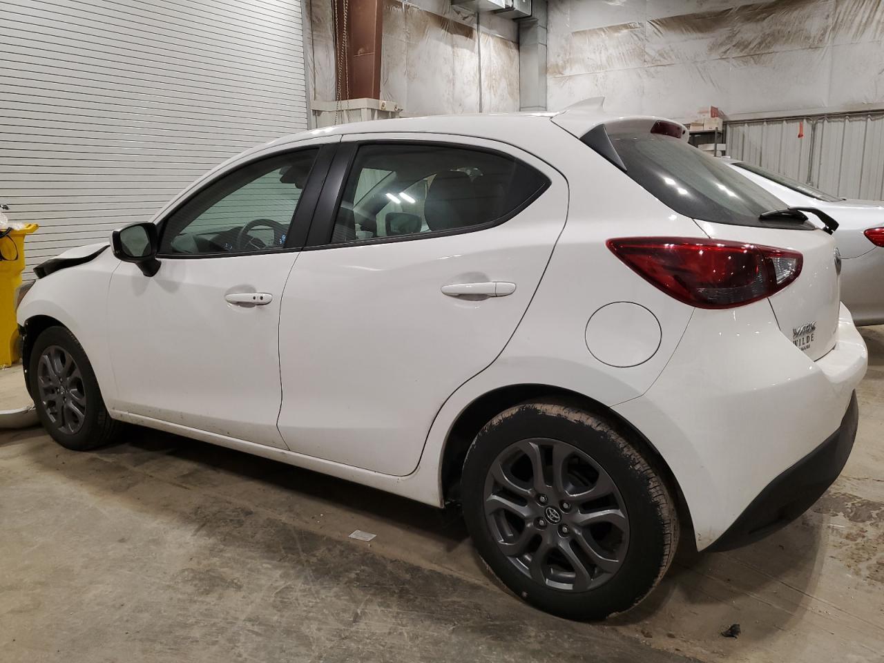 2020 TOYOTA YARIS LE - Фото 2