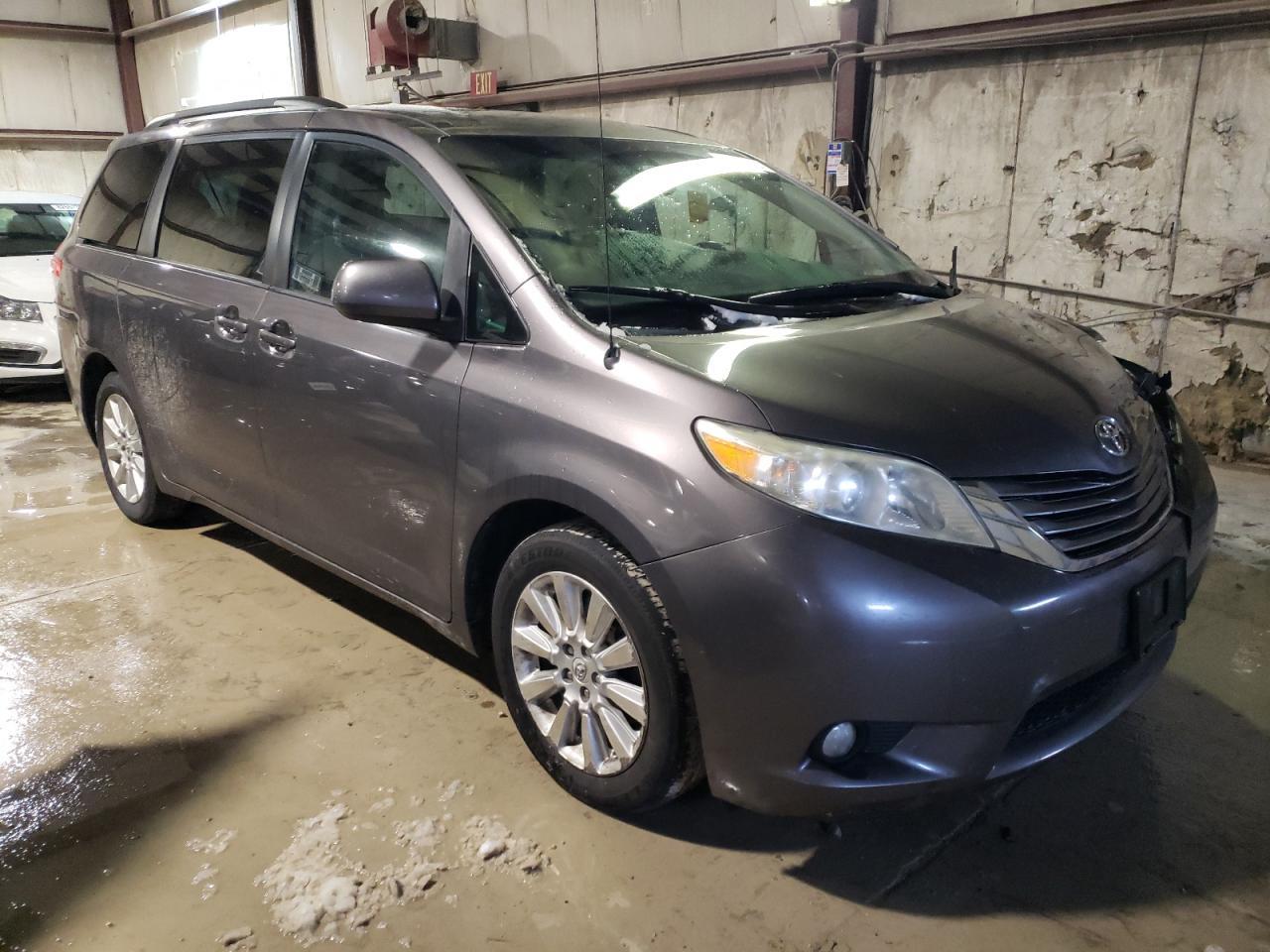 2011 TOYOTA SIENNA XLE - Image 4