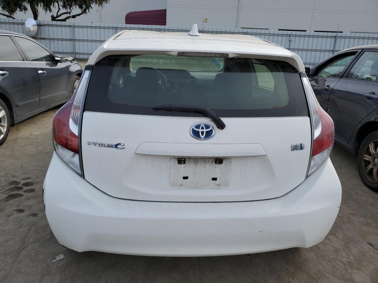 2016 TOYOTA PRIUS C - Image 6