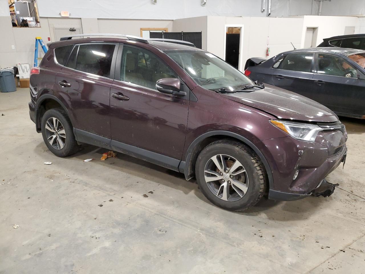 2017 TOYOTA RAV4 XLE - Фото 4