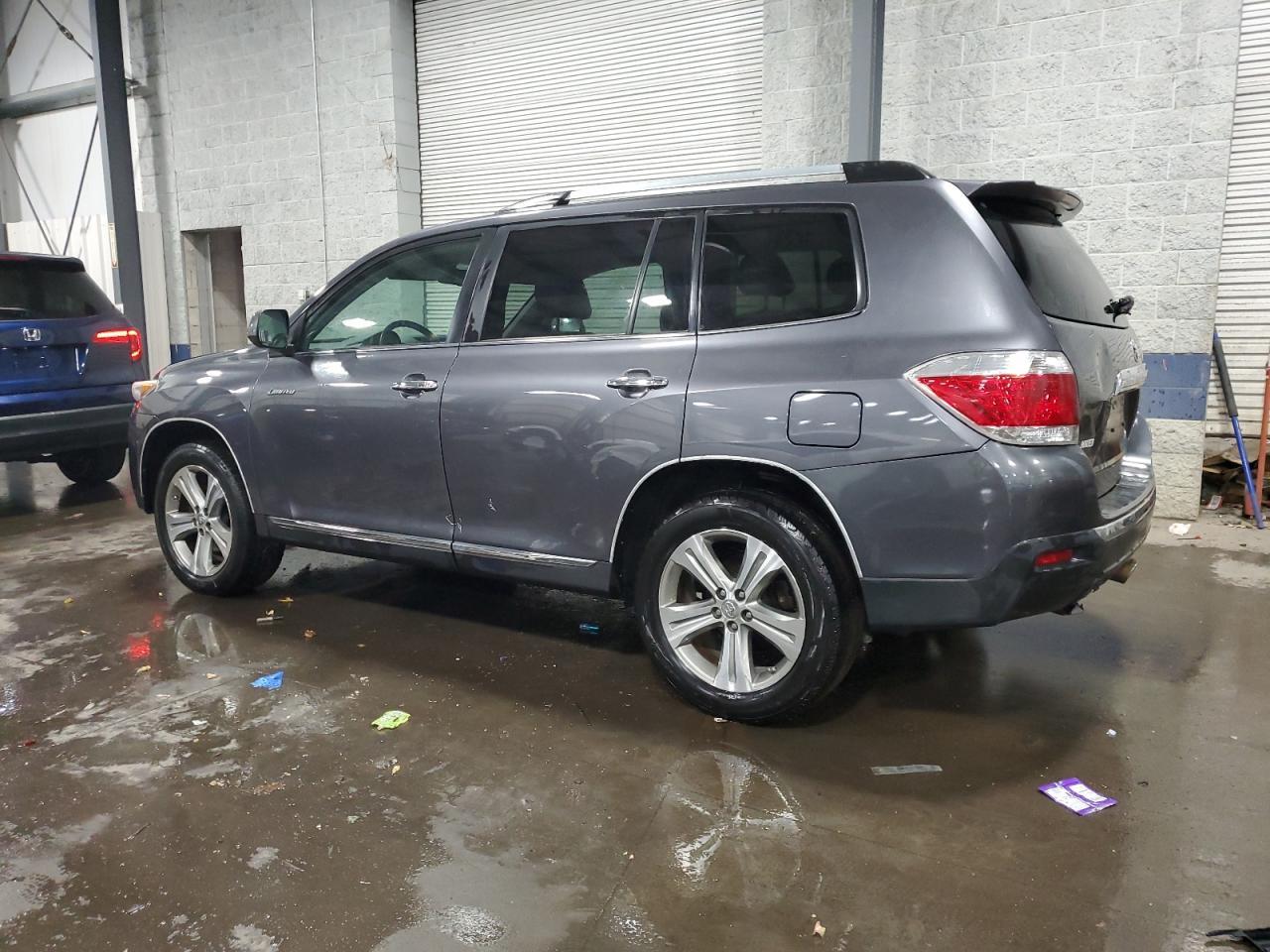 2011 TOYOTA HIGHLANDER - Image 2