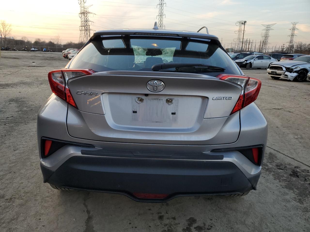 2019 TOYOTA C-HR XLE - Фото 6