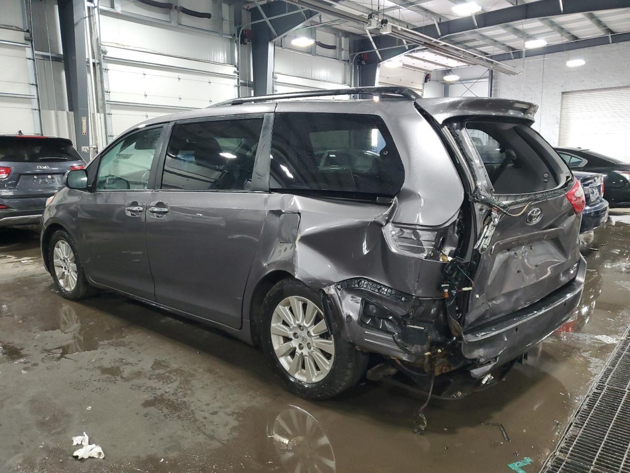 2015 TOYOTA SIENNA XLE - Фото 2