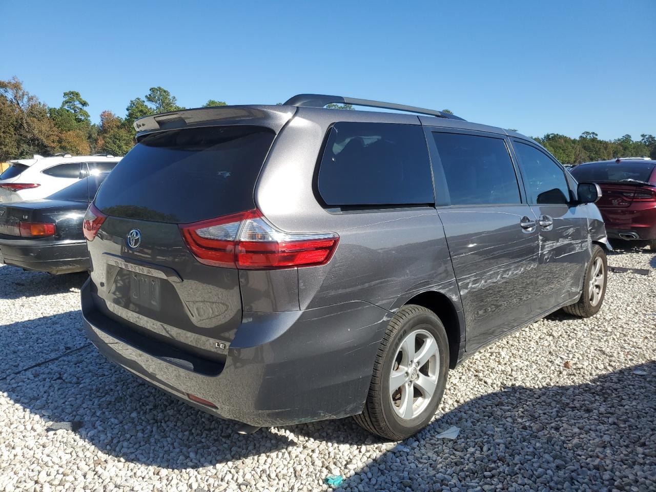 2015 TOYOTA SIENNA LE - Image 3