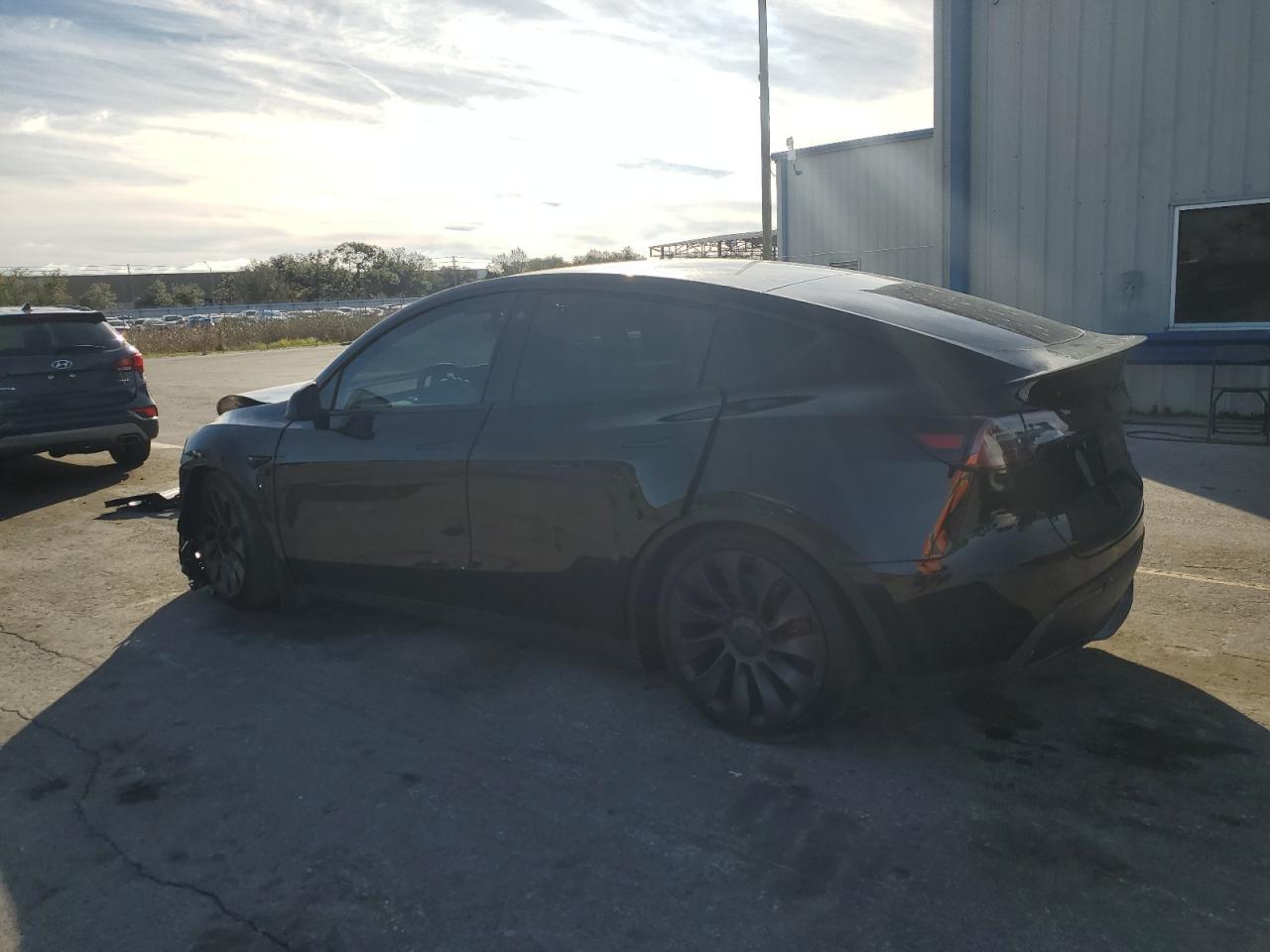 2023 TESLA MODEL Y - Фото 2