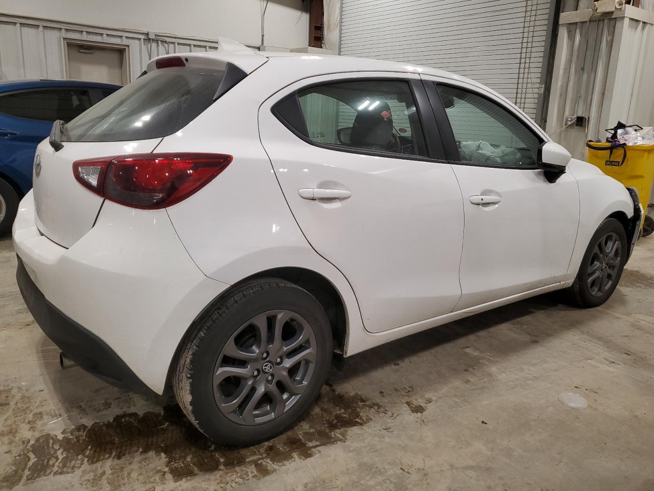 2020 TOYOTA YARIS LE - Фото 3