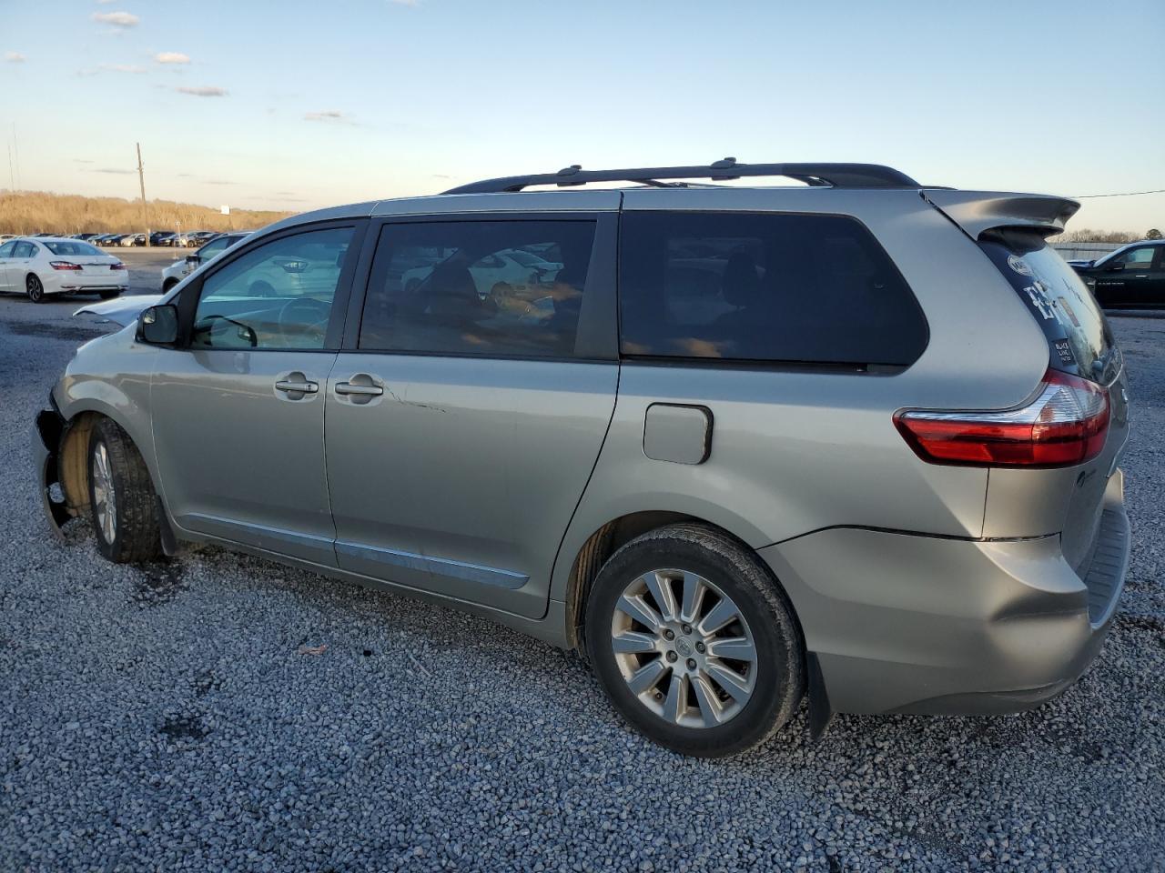 2015 TOYOTA SIENNA LE - Фото 2