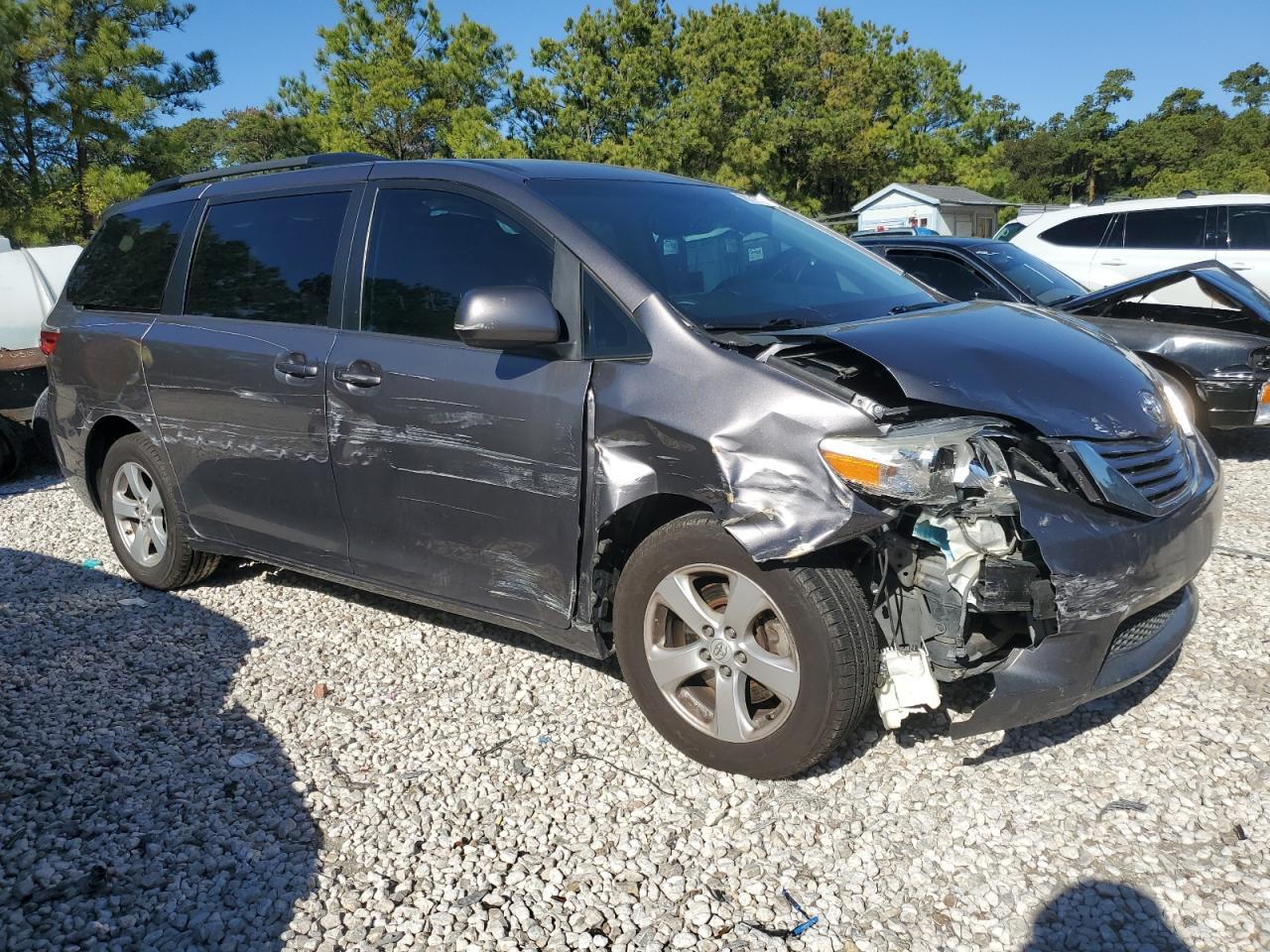 2015 TOYOTA SIENNA LE - Image 4