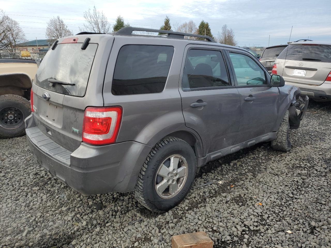 2010 FORD ESCAPE XLT - Image 3