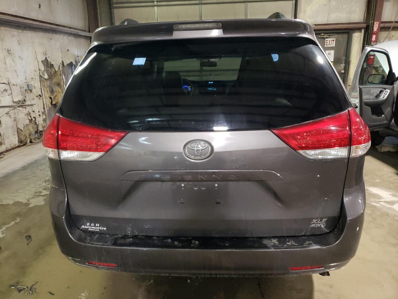 2011 TOYOTA SIENNA XLE - Image 6