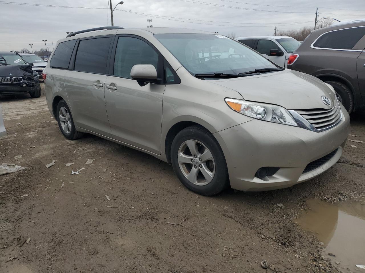 2015 TOYOTA SIENNA LE - Image 4