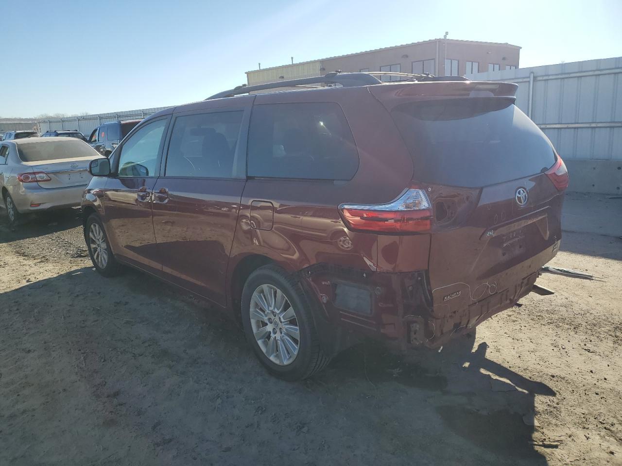 2015 TOYOTA SIENNA LE - Фото 2
