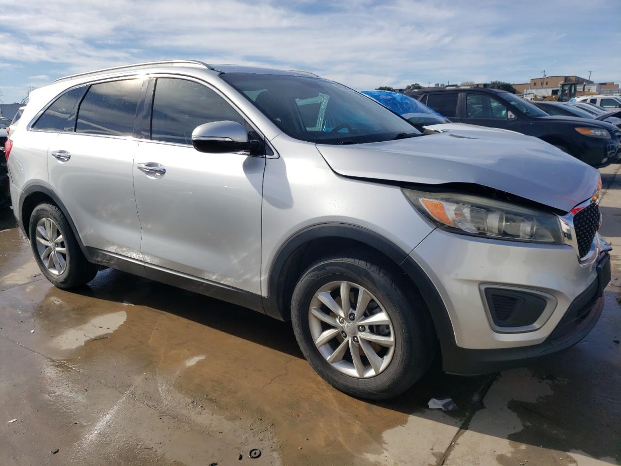 2016 KIA SORENTO LX - Image 4