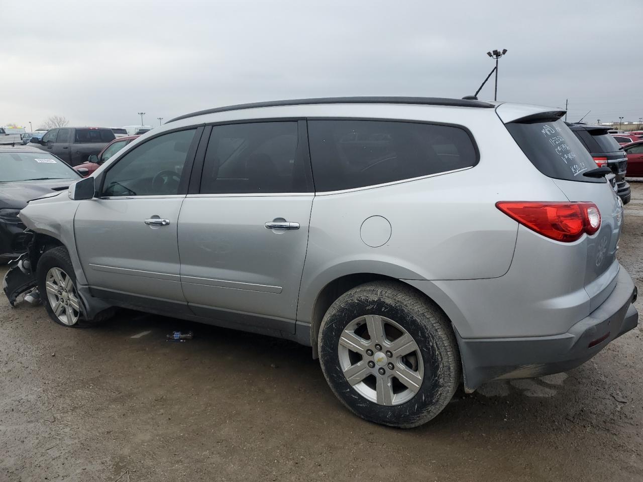 2011 CHEVROLET TRAVERSE L - Image 2