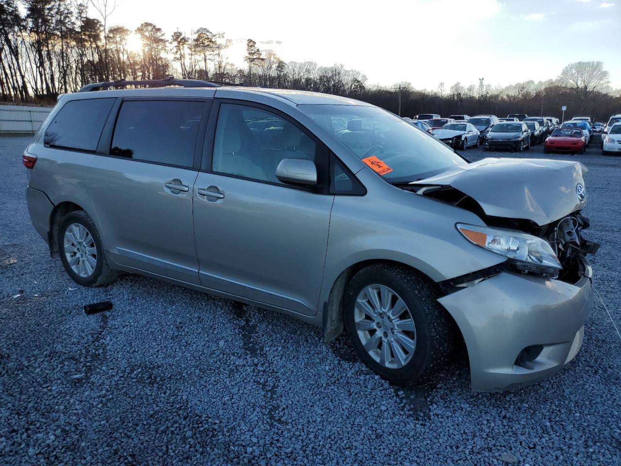 2015 TOYOTA SIENNA LE - Фото 4