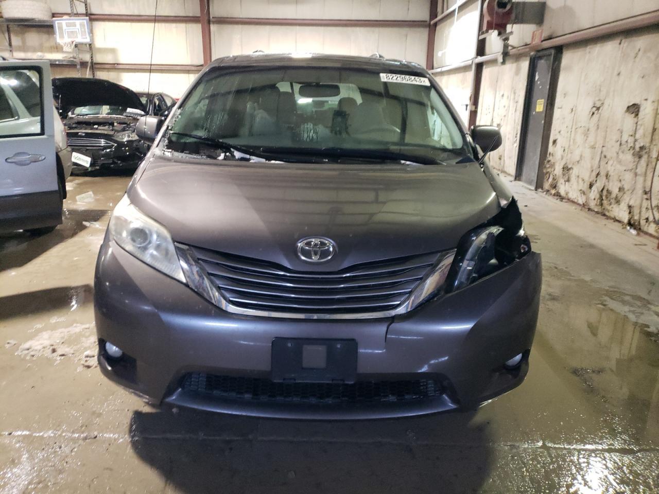 2011 TOYOTA SIENNA XLE - Image 5