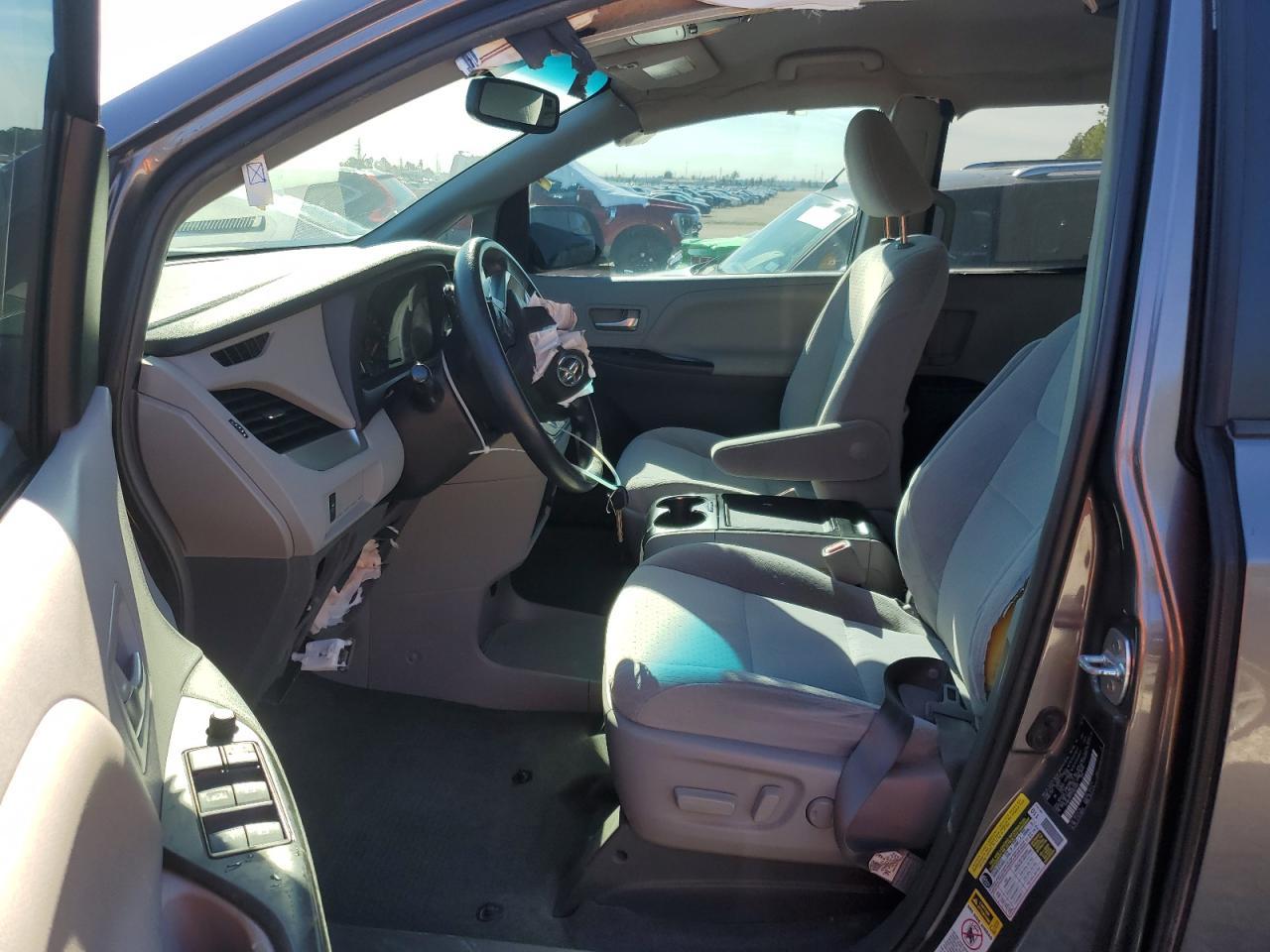 2015 TOYOTA SIENNA LE - Image 7