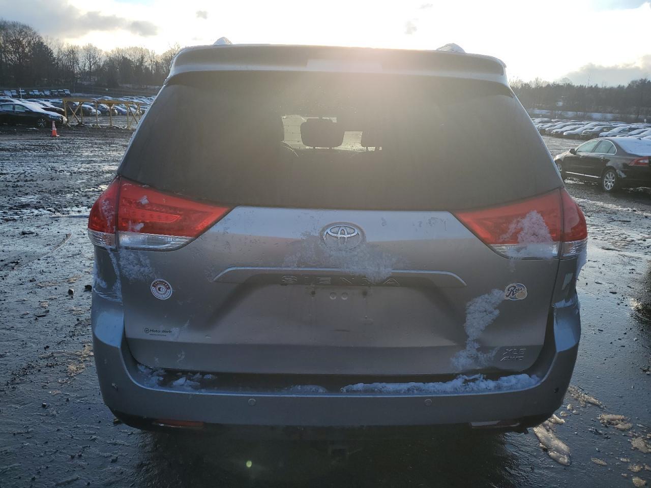 2013 TOYOTA SIENNA XLE - Image 6