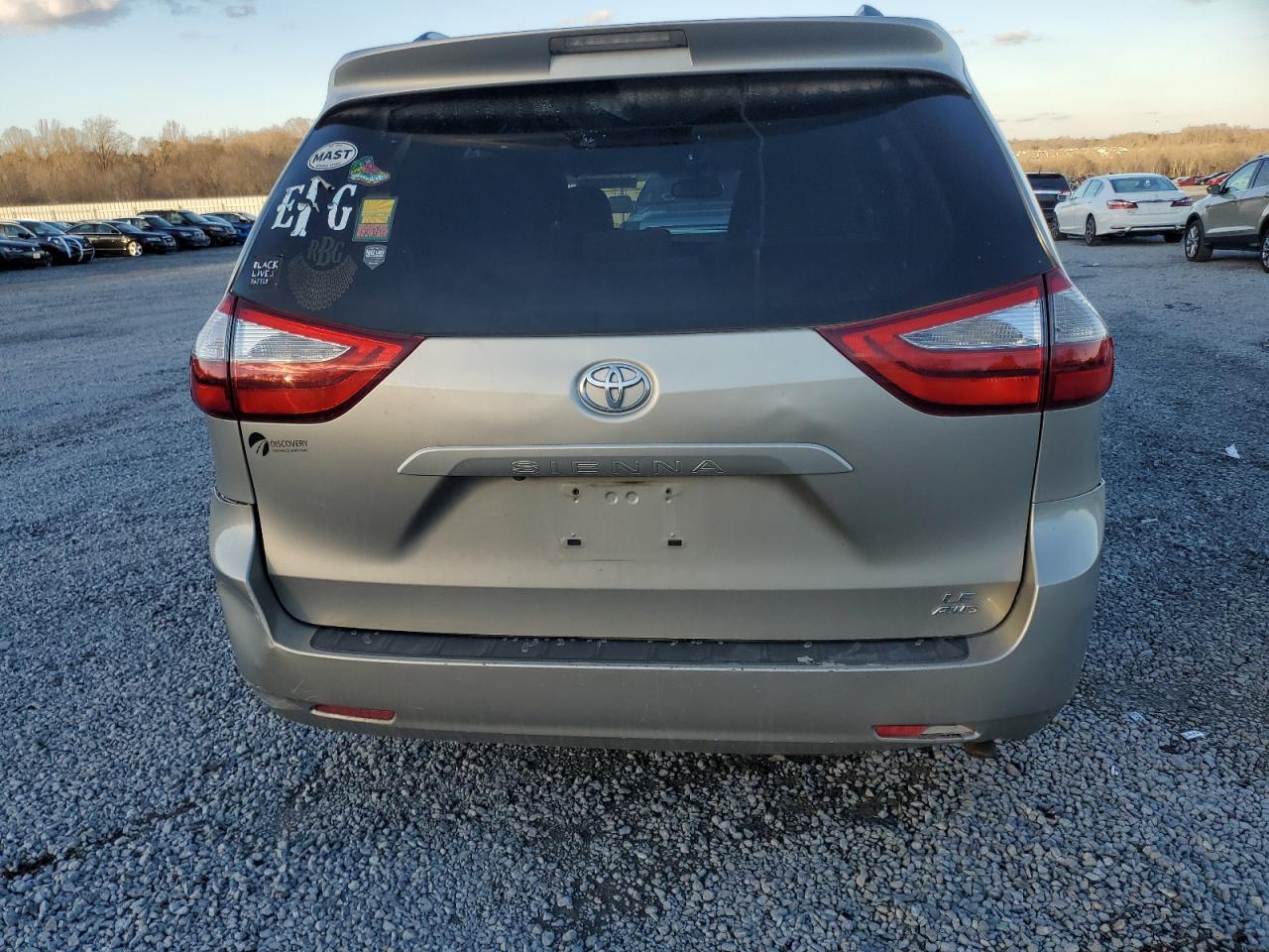 2015 TOYOTA SIENNA LE - Фото 6