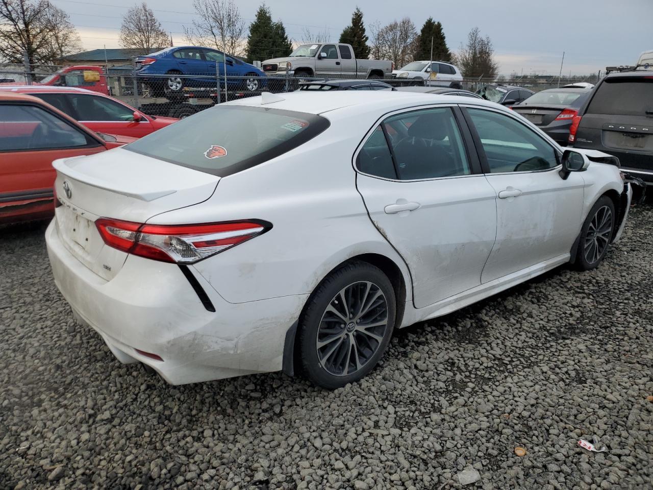 2020 TOYOTA CAMRY SE - Фото 3
