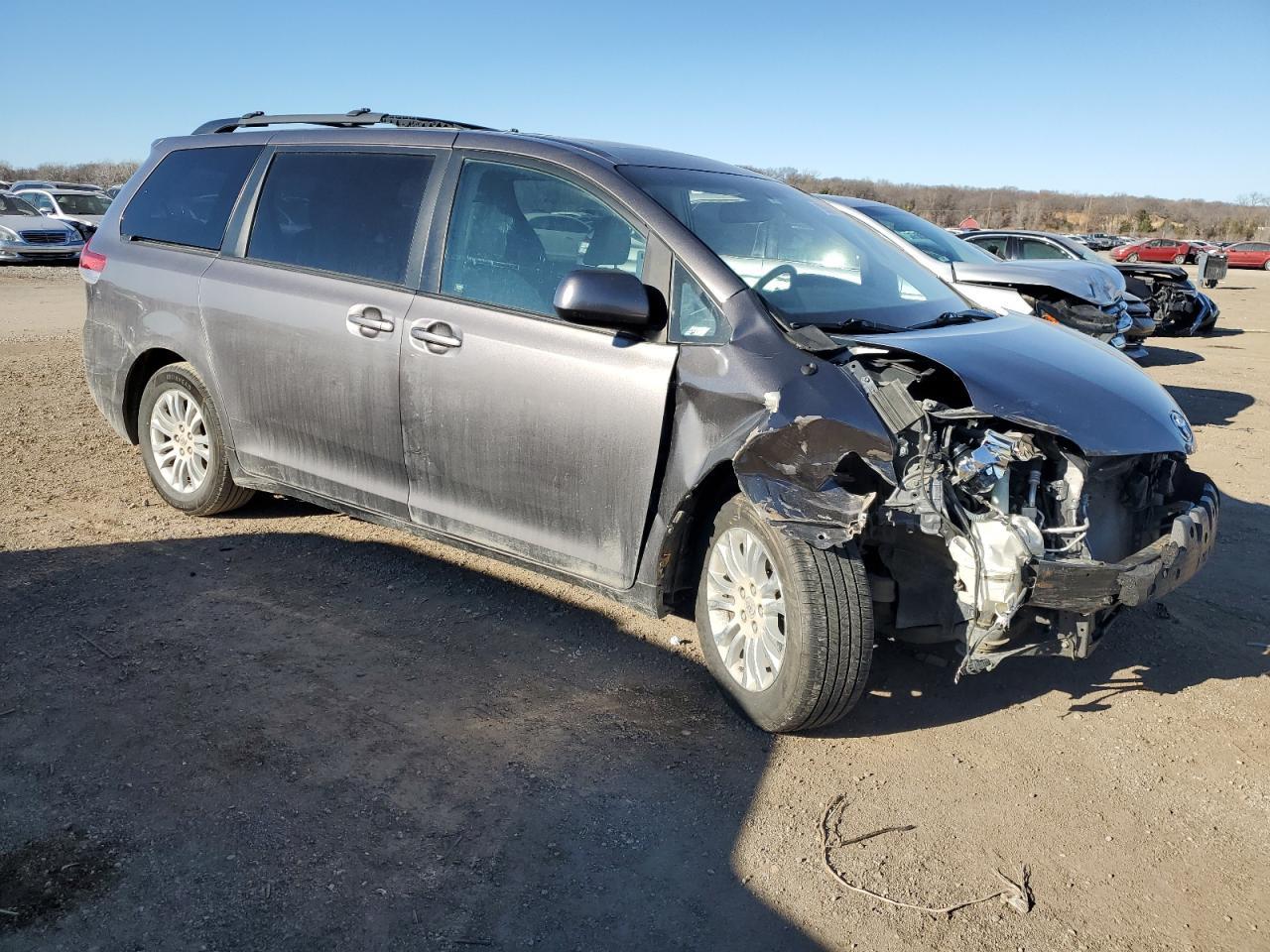 2011 TOYOTA SIENNA XLE - Фото 4