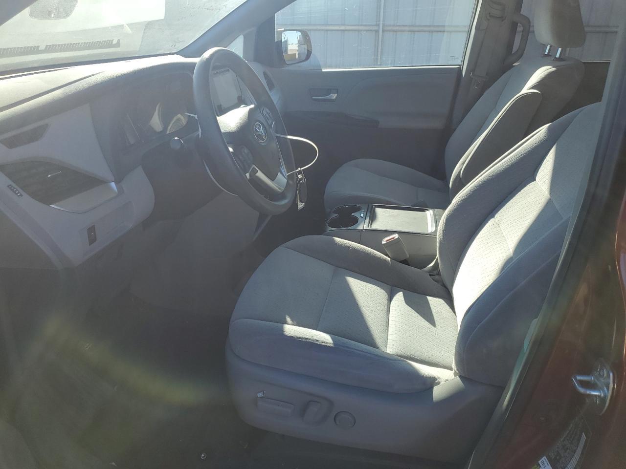 2015 TOYOTA SIENNA LE - Фото 7