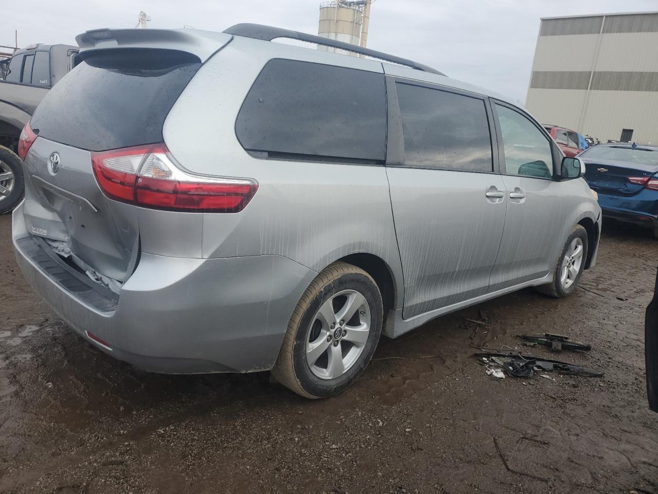 2019 TOYOTA SIENNA LE - Фото 3