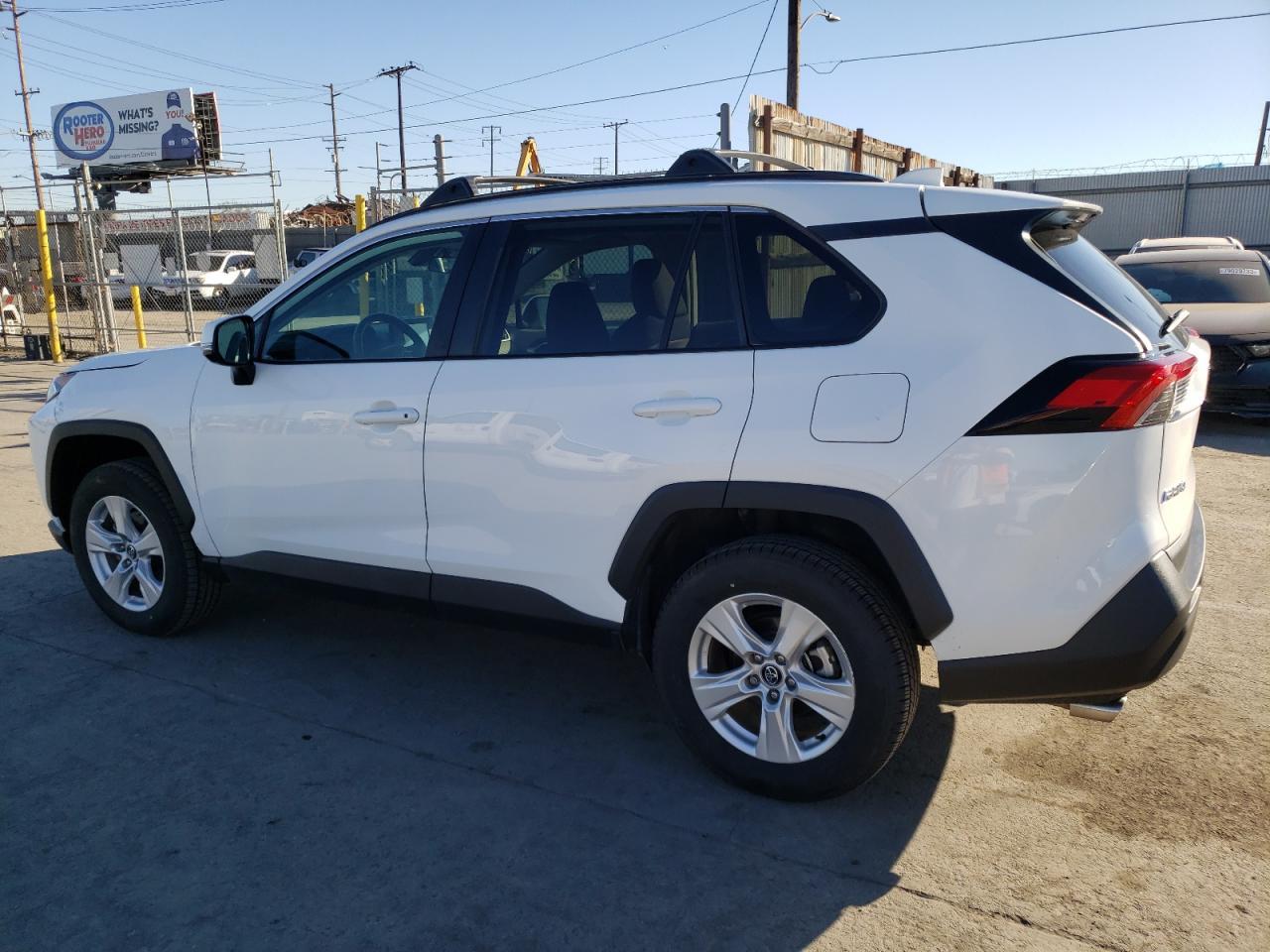 2020 TOYOTA RAV4 XLE - Фото 2