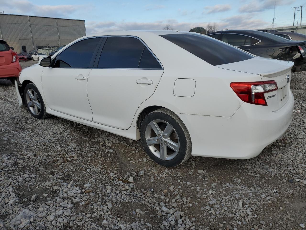 2014 TOYOTA CAMRY L - Фото 2