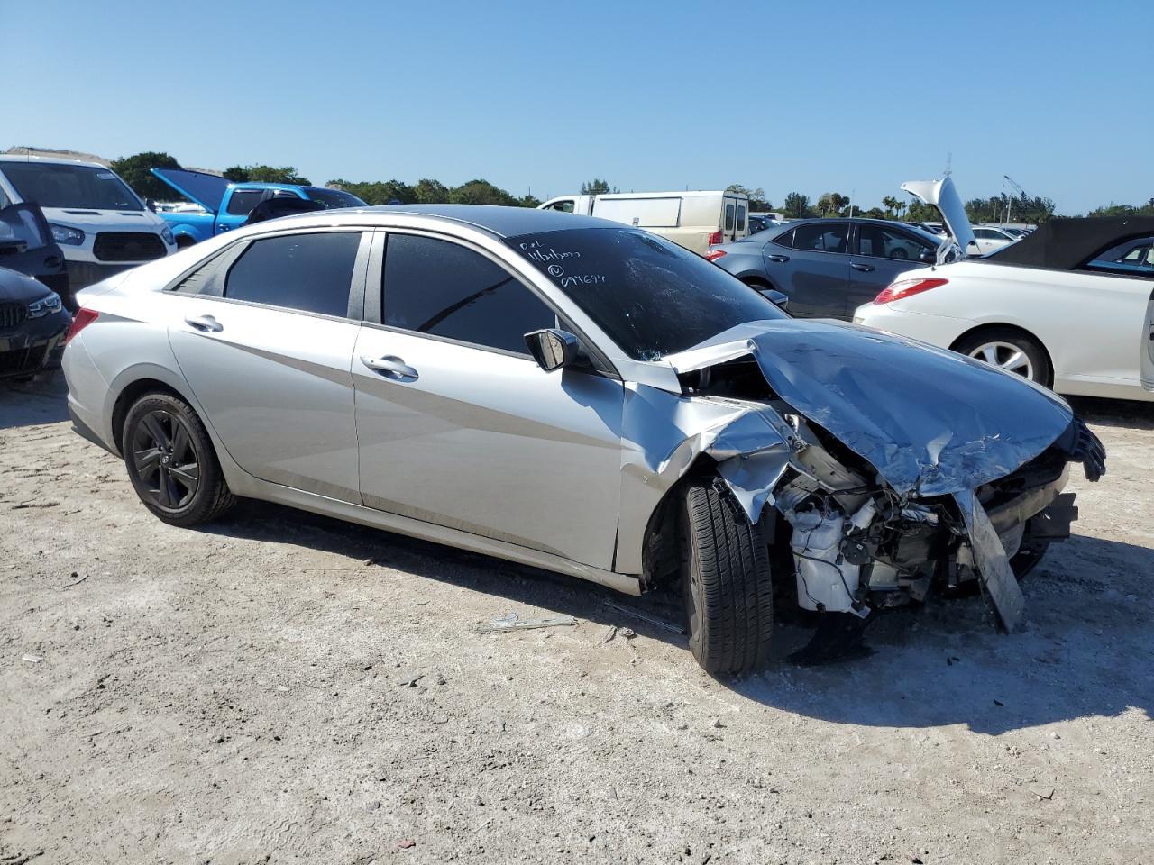 2023 HYUNDAI ELANTRA SE - Фото 4
