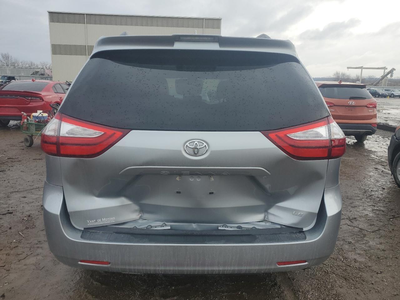 2019 TOYOTA SIENNA LE - Фото 6