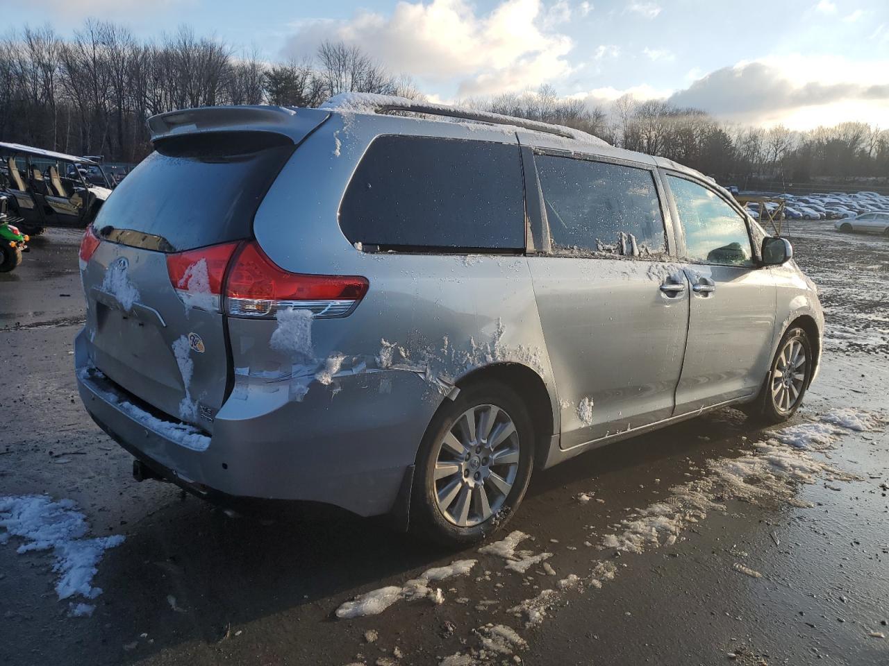 2013 TOYOTA SIENNA XLE - Image 3