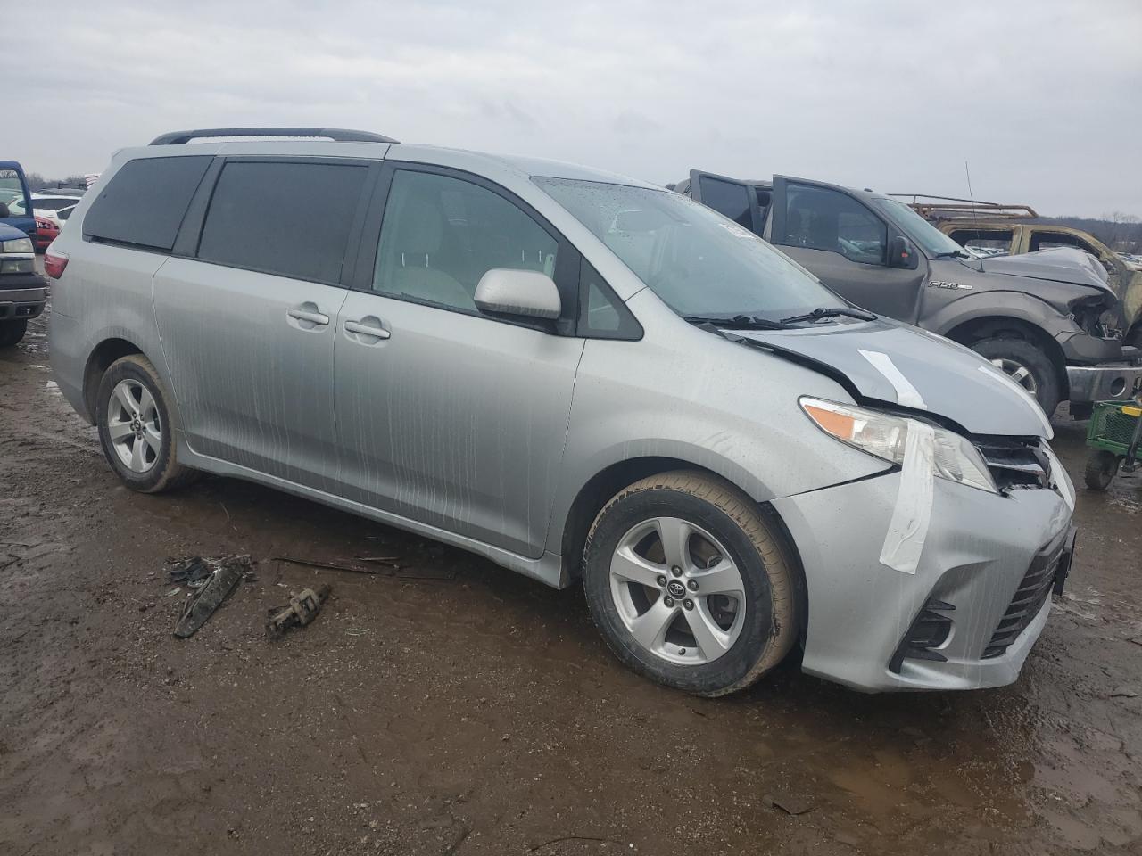 2019 TOYOTA SIENNA LE - Фото 4