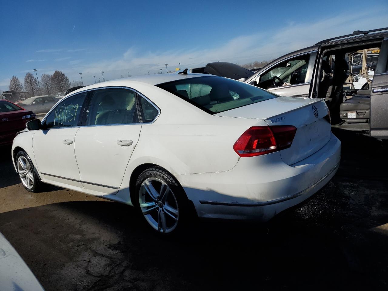 2014 VOLKSWAGEN PASSAT SEL - Фото 2