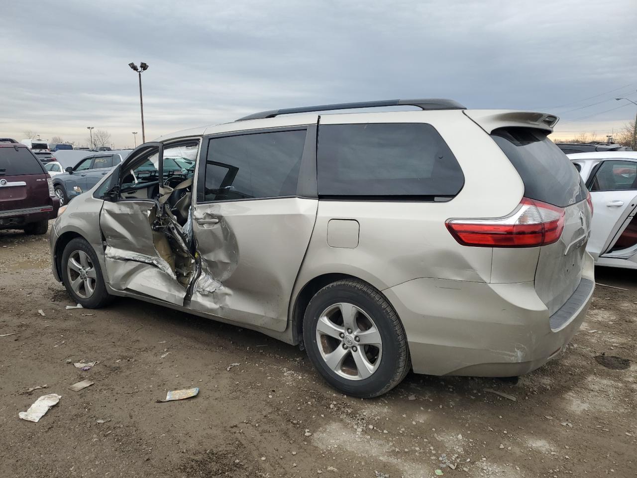 2015 TOYOTA SIENNA LE - Image 2
