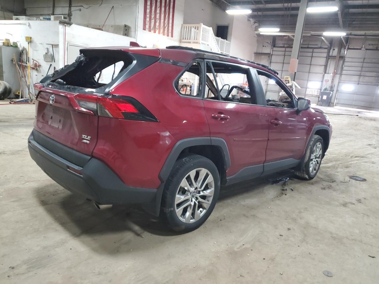 2019 TOYOTA RAV4 XLE P - Фото 3