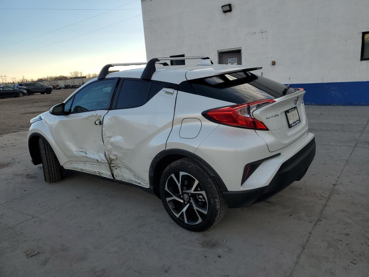 2021 TOYOTA C-HR XLE - Фото 2