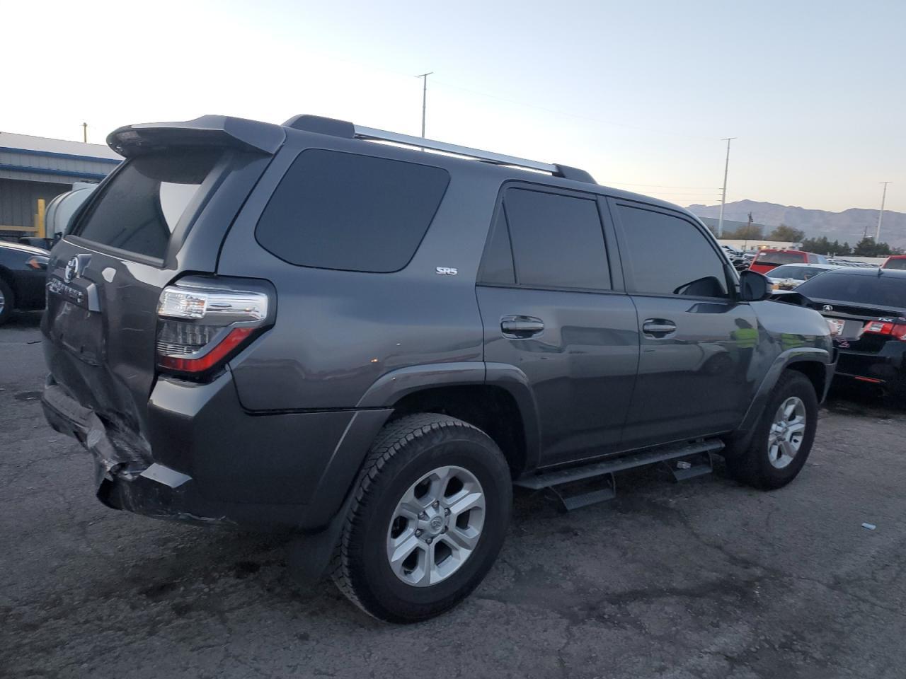 2022 TOYOTA 4RUNNER SR - Фото 3