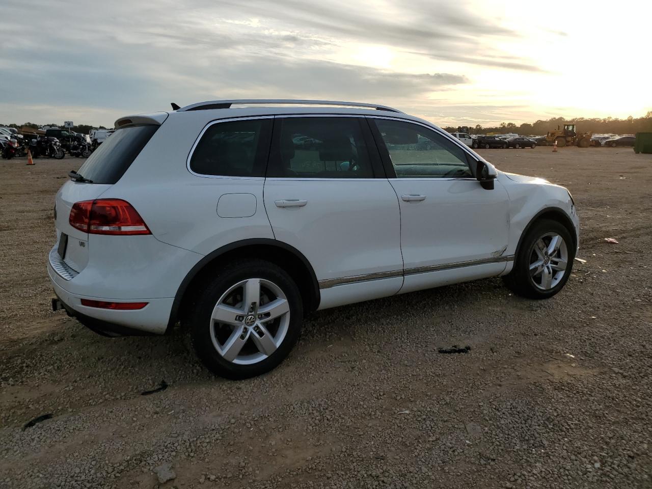 2013 VOLKSWAGEN TOUAREG V6 - Image 3