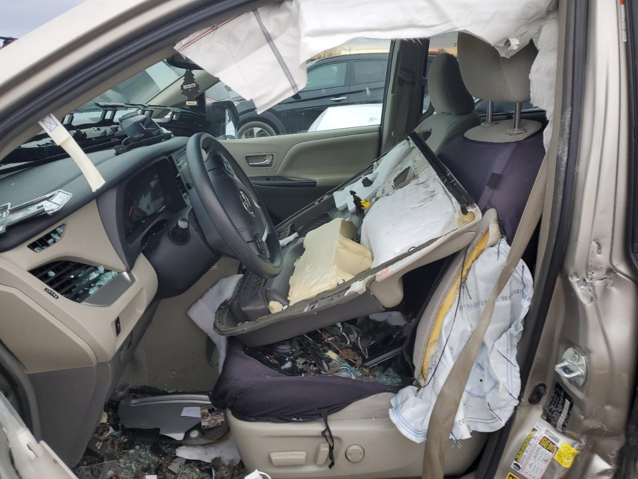 2015 TOYOTA SIENNA LE - Image 7