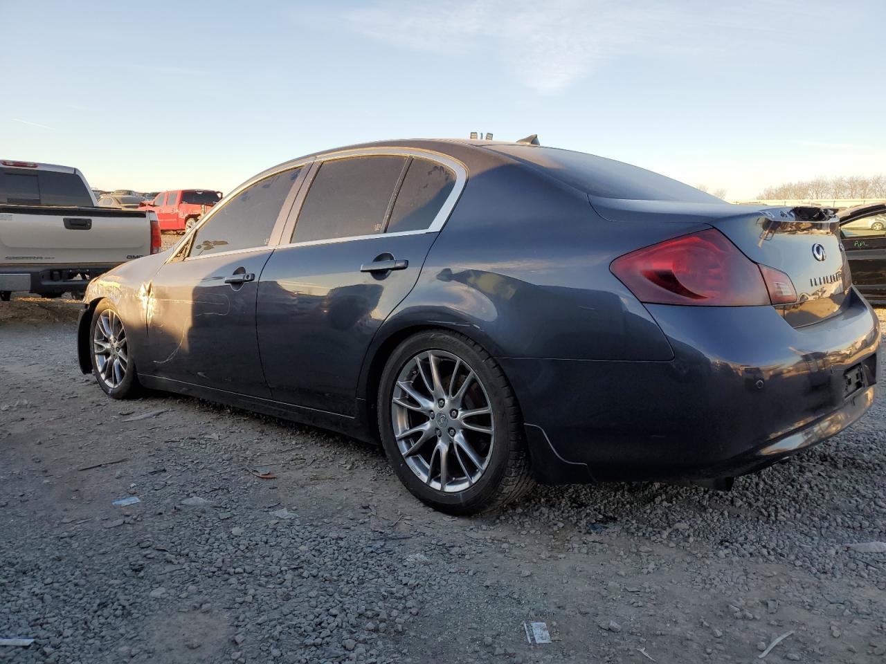 2011 INFINITI G37 - Фото 2