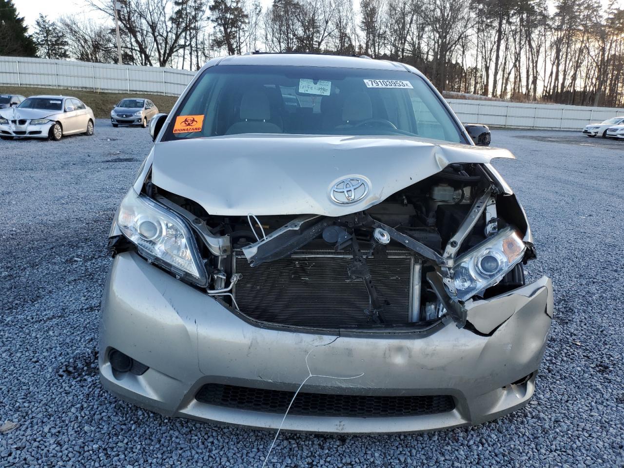 2015 TOYOTA SIENNA LE - Фото 5